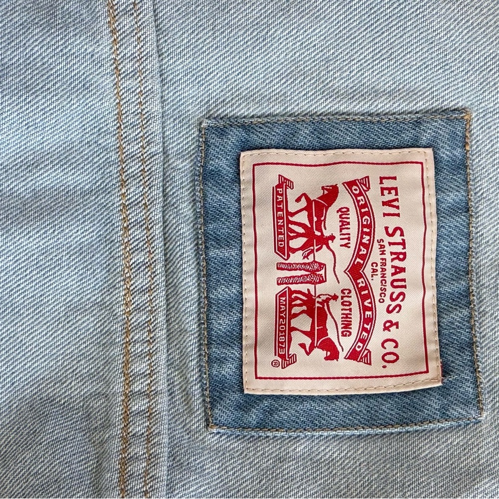 Levi’s Women’s Western Zip-Front Denim Bomber Jacket Light Wash Size M - Picture 3 of 8